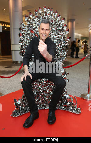 Uri Geller héberge une cuillère bending master-class ainsi que de partager les secrets de sa capacité à plier des cuillères, Uri sera d'essayer de plier un millionième cuillère ! Détenu à Westfield London, Shepherd's Bush. En vedette : Uri Geller Où : London, Royaume-Uni Quand : 24 Jan 2015 Credit : Phil Lewis/WENN.com Banque D'Images