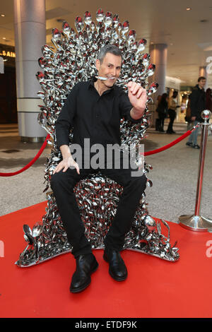 Uri Geller héberge une cuillère bending master-class ainsi que de partager les secrets de sa capacité à plier des cuillères, Uri sera d'essayer de plier un millionième cuillère ! Détenu à Westfield London, Shepherd's Bush. En vedette : Uri Geller Où : London, Royaume-Uni Quand : 24 Jan 2015 Credit : Phil Lewis/WENN.com Banque D'Images