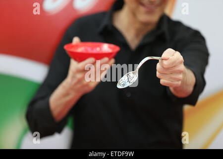 Uri Geller héberge une cuillère bending master-class ainsi que de partager les secrets de sa capacité à plier des cuillères, Uri sera d'essayer de plier un millionième cuillère ! Détenu à Westfield London, Shepherd's Bush. En vedette : Uri Geller Où : London, Royaume-Uni Quand : 24 Jan 2015 Credit : Phil Lewis/WENN.com Banque D'Images