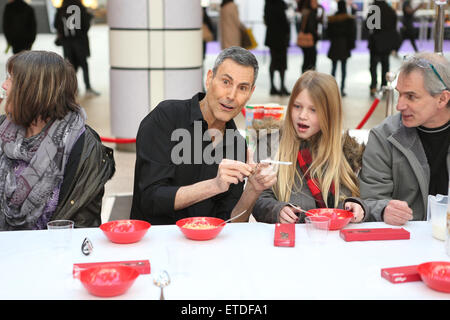 Uri Geller héberge une cuillère bending master-class ainsi que de partager les secrets de sa capacité à plier des cuillères, Uri sera d'essayer de plier un millionième cuillère ! Détenu à Westfield London, Shepherd's Bush. En vedette : Uri Geller Où : London, Royaume-Uni Quand : 24 Jan 2015 Credit : Phil Lewis/WENN.com Banque D'Images