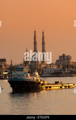 Le navire de ravitaillement offshore Vicomte OSA passant au nord dans le canal de Suez au coucher du soleil Banque D'Images