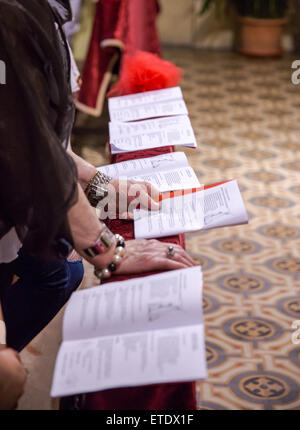 Lire le livret lors d'un service religieux Banque D'Images