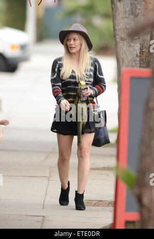 De maquillage Hilary Duff portant un chapeau de feutre et une courte jupe noire, prend fils Luca Comrie à Pinte Size Enfants, Hilary Duff : où : Los Angeles, California, United States Quand : 28 Jan 2015 Credit : WENN.com Banque D'Images