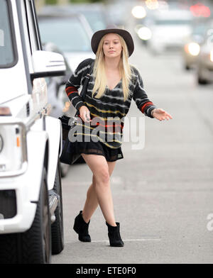 De maquillage Hilary Duff portant un chapeau de feutre et une courte jupe noire, prend fils Luca Comrie à Pinte Size Enfants, Hilary Duff : où : Los Angeles, California, United States Quand : 28 Jan 2015 Credit : WENN.com Banque D'Images