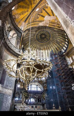 Sainte-sophie est une ancienne basilique patriarcale grecque orthodoxe, plus tard une mosquée impériale, et maintenant un musée à Istanbul, Turquie. Banque D'Images