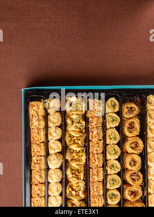 Assortiment sucré- baklava turc dans un pack cadeau. Vue à partir du haut. Banque D'Images