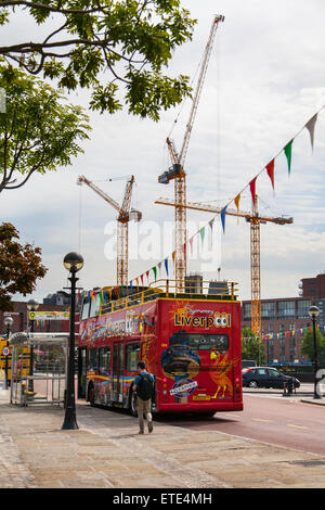 Bus de tourisme, et du site de construction visibles de quai, Liverpool, Merseyside UK Banque D'Images