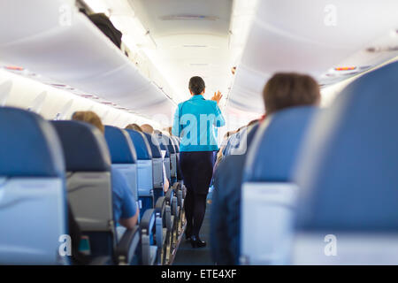 Intérieur de l'avion avec les passagers des sièges. Banque D'Images