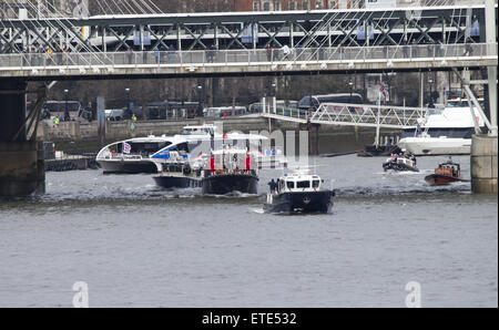 Havengore, le bateau qui a transporté Sir Winston Churchill le long de la Tamise au cours de ses funérailles d'état en 1965, est illustrée comme elle reprend son voyage sur la Tamise, la Tour de Londres à Westminster. Une série d'hommages auront lieu tout au long du Royaume-Uni à l'occasion du 50e anniversaire de l'adieu à l'Angleterre en temps de guerre, le fameux leader. Comprend : Le bateau où Havengore : London, Royaume-Uni Quand : 30 Jan 2015 Credit : Seb/WENN.com Banque D'Images