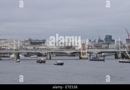 Havengore, le bateau qui a transporté Sir Winston Churchill le long de la Tamise au cours de ses funérailles d'état en 1965, est illustrée comme elle reprend son voyage sur la Tamise, la Tour de Londres à Westminster. Une série d'hommages auront lieu tout au long du Royaume-Uni à l'occasion du 50e anniversaire de l'adieu à l'Angleterre en temps de guerre, le fameux leader. Comprend : Le bateau où Havengore : London, Royaume-Uni Quand : 30 Jan 2015 Credit : Seb/WENN.com Banque D'Images