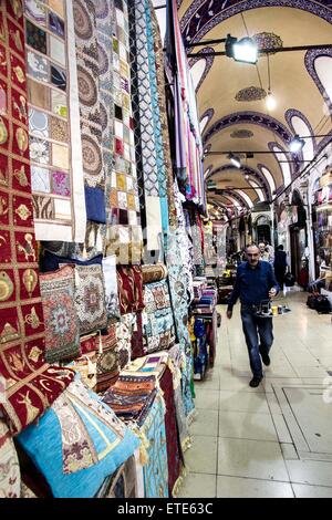 Istanbul est situé de part et d'autre du Bosphore séparant l'Europe de l'Asie, une ville divisée entre deux continents. Banque D'Images