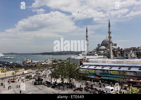 Istanbul est situé de part et d'autre du Bosphore séparant l'Europe de l'Asie, une ville divisée entre deux continents. Banque D'Images