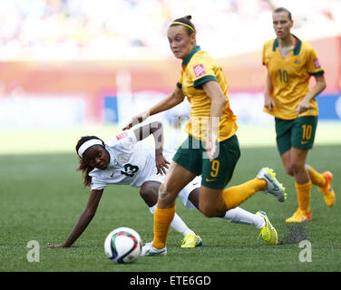 Winnipeg, Canada. 12 Juin, 2015. Ngozi Okobi du Nigeria (L) les yeux sur la balle pendant le groupe d match contre l'Australie à la FIFA 2015 Coupe du Monde féminine à Winnipeg, Canada, le 12 juin 2015. Credit : Ding Xu/Xinhua/Alamy Live News Banque D'Images