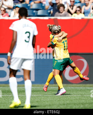 (150612) -- Winnipeg, 12 juin 2015(Xinhua) -- Kyah Simon (R) de l'Australie fête marquant pendant le Groupe d match entre l'Australie et le Nigeria au stade de Winnipeg à Winnipeg, Canada le 12 juin 2015. (Xinhua/Wang Lili) Banque D'Images