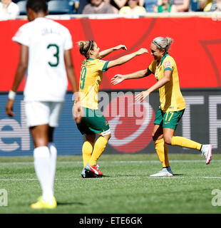 (150612) -- Winnipeg, 12 juin 2015(Xinhua) -- Kyah Simon (R) de l'Australie fête marquant pendant le Groupe d match entre l'Australie et le Nigeria au stade de Winnipeg à Winnipeg, Canada le 12 juin 2015. (Xinhua/Wang Lili) Banque D'Images