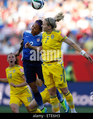 Winnipeg, Canada. 12 Juin, 2015. Sydney Leroux (L) de la United States rivalise avec Lisa Dahlkvist de la Suède au cours de leur groupe d match au stade de Winnipeg à Winnipeg, Canada le 12 juin 2015. Le match s'est terminé 0-0. ) Photo : Xinhua/Alamy Live News Banque D'Images