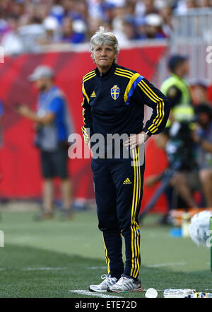 Winnipeg, Canada. 12 Juin, 2015. L'entraîneur-chef de la Suède Pia Sundhage réagit pendant un groupe d match entre les États-Unis et la Suède au stade de Winnipeg à Winnipeg, Canada le 12 juin 2015. Le match s'est terminé 0-0. (Xinhua/Ding Xu) Credit : Xinhua/Alamy Live News Banque D'Images