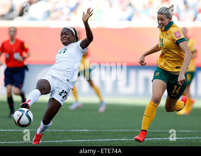 Winnipeg, Canada. 12 Juin, 2015. Alanna Kennedy(R) de l'Australie rivalise avec Francisca Ordega du Nigéria à la FIFA 2015 Coupe du Monde féminine à Winnipeg, Canada, le 12 juin 2015. L'Australie a gagné le match 2-0. Credit : Wang Lili/Xinhua/Alamy Live News Banque D'Images