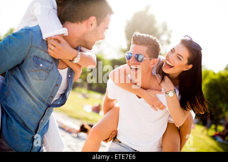 Les jeunes couples s'amusant sur la plage Banque D'Images