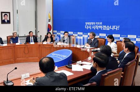 Séoul, Corée du Sud. 11 Juin, 2015. Zhang Dejiang (4L), président du Comité permanent de l'Assemblée populaire nationale, se réunit avec Moon Jae-in (5e L), chef de la nouvelle alliance politique sud-coréenne pour la démocratie, à Séoul, Corée du Sud, le 11 juin 2015. © Li Tao/Xinhua/Alamy Live News Banque D'Images
