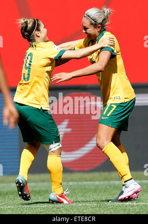 (150612) -- Winnipeg, 12 juin 2015(Xinhua) -- Kyah Simon (R) de l'Australie fête marquant pendant le Groupe d match entre l'Australie et le Nigeria au stade de Winnipeg à Winnipeg, Canada le 12 juin 2015. (Xinhua/Wang Lili) Banque D'Images