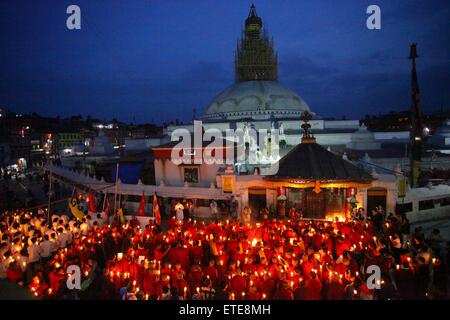 Katmandou, Népal. 12 Juin, 2015. Les moines bouddhistes népalais participer à une veillée aux chandelles et offrir des prières de mémoriser les victimes du séisme à Bouddhanath Stupa à Katmandou, Népal, le 12 juin 2015. © Sunil Sharma/Xinhua/Alamy Live News Banque D'Images