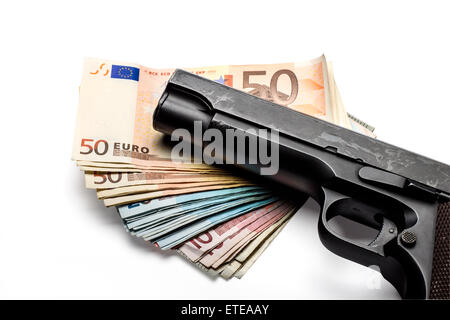 Tas de billets de dénominations diverses avec une arme à feu. Isolated on white Banque D'Images