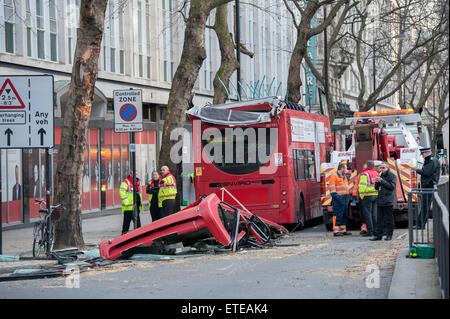 Les services d'urgence sur les lieux après un bus heurte une branche d'arbre et perd son toit à Kingsway, Holborn. Comprend : Voir Où : London, Royaume-Uni Quand : 02 Mar 2015 Crédit : Peter Maclaine/WENN.com Banque D'Images