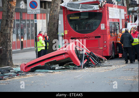 Les services d'urgence sur les lieux après un bus heurte une branche d'arbre et perd son toit à Kingsway, Holborn. Comprend : Voir Où : London, Royaume-Uni Quand : 02 Mar 2015 Crédit : Peter Maclaine/WENN.com Banque D'Images