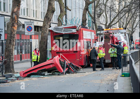 Les services d'urgence sur les lieux après un bus heurte une branche d'arbre et perd son toit à Kingsway, Holborn. Comprend : Voir Où : London, Royaume-Uni Quand : 02 Mar 2015 Crédit : Peter Maclaine/WENN.com Banque D'Images