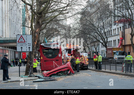 Les services d'urgence sur les lieux après un bus heurte une branche d'arbre et perd son toit à Kingsway, Holborn. Comprend : Voir Où : London, Royaume-Uni Quand : 02 Mar 2015 Crédit : Peter Maclaine/WENN.com Banque D'Images