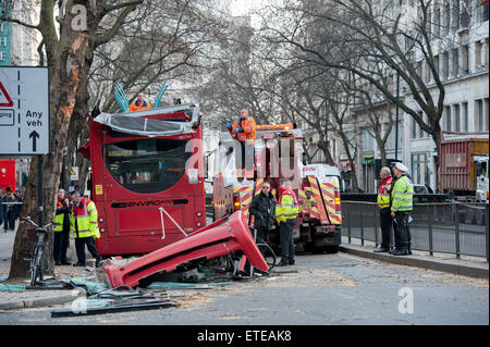 Les services d'urgence sur les lieux après un bus heurte une branche d'arbre et perd son toit à Kingsway, Holborn. Comprend : Voir Où : London, Royaume-Uni Quand : 02 Mar 2015 Crédit : Peter Maclaine/WENN.com Banque D'Images