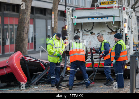 Les services d'urgence sur les lieux après un bus heurte une branche d'arbre et perd son toit à Kingsway, Holborn. Comprend : Voir Où : London, Royaume-Uni Quand : 02 Mar 2015 Crédit : Peter Maclaine/WENN.com Banque D'Images