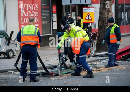 Les services d'urgence sur les lieux après un bus heurte une branche d'arbre et perd son toit à Kingsway, Holborn. Comprend : Voir Où : London, Royaume-Uni Quand : 02 Mar 2015 Crédit : Peter Maclaine/WENN.com Banque D'Images