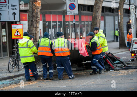 Les services d'urgence sur les lieux après un bus heurte une branche d'arbre et perd son toit à Kingsway, Holborn. Comprend : Voir Où : London, Royaume-Uni Quand : 02 Mar 2015 Crédit : Peter Maclaine/WENN.com Banque D'Images