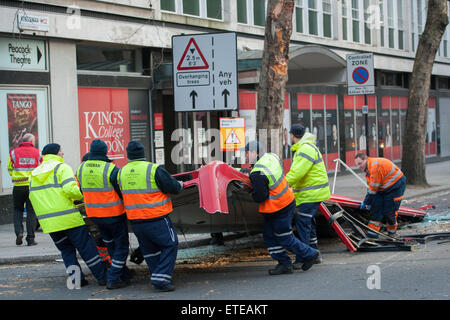 Les services d'urgence sur les lieux après un bus heurte une branche d'arbre et perd son toit à Kingsway, Holborn. Comprend : Voir Où : London, Royaume-Uni Quand : 02 Mar 2015 Crédit : Peter Maclaine/WENN.com Banque D'Images