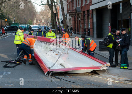 Les services d'urgence sur les lieux après un bus heurte une branche d'arbre et perd son toit à Kingsway, Holborn. Comprend : Voir Où : London, Royaume-Uni Quand : 02 Mar 2015 Crédit : Peter Maclaine/WENN.com Banque D'Images