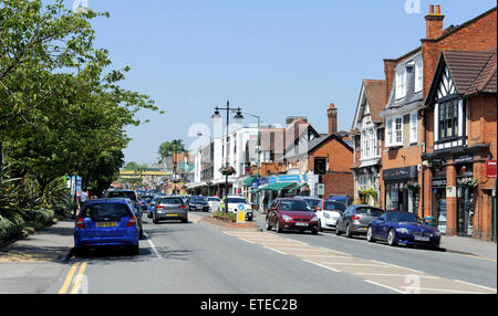 Ascot Berkshire England UK - le trafic passe par Ascot High Street Banque D'Images