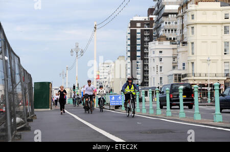 Les cyclistes en voie cyclable front de mer de Brighton UK Banque D'Images