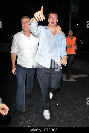 Joueur de football américain Rob Gronkowski continue de célébrer les New England Patriots NFL Super Bowl XLIX gagner jusqu'aux premières heures de la matinée avec son entouratge à Madeo Restaurant à West Hollywood. Rob a quitté le restaurant avec une chemise trempée et arraché le pantalon. Il a ensuite posé pour des photos avec un trio de jeunes femmes avant de lancer un bouquet de roses rouges et blanches dans le sol avec un style de toucher des roues à l'action. Avec : Rob Gronkowski Où : Los Angeles, California, United States Quand : 02 Mar 2015 Crédit : 3ème oeil/WENN.COM Banque D'Images