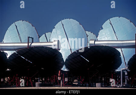 Des panneaux solaires installés sur le toit du bâtiment en Inde Banque D'Images