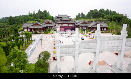 Chongqing. 13 Juin, 2015. La photo aérienne prise le 12 juin 2015 montre les sculptures rupestres de Dazu expo park dans le comté de Dazu, sud-ouest de la Chine, la municipalité de Chongqing. Les sculptures rupestres de Dazu, rebaptisé parc expo de Baoding Rock Carving, endroit pittoresque a été officiellement ouverte au public sur la 13e journée du patrimoine culturel de la Chine samedi. A commencé dans le milieu du 7ème siècle, des gravures rupestres de Dazu le sont composés de 75 sites protégés contenant quelque 50 000 statues, et ont été inscrits comme site du patrimoine mondial en 1999. © Xinhua/Alamy Live News Banque D'Images