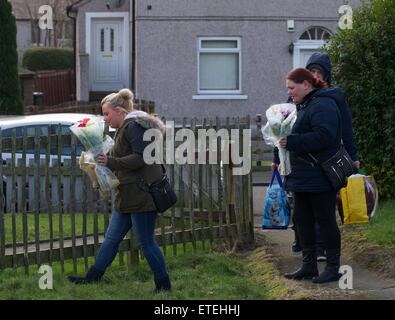 L'Ecosse de police de maintenir une présence à 22, Avenue Parkhead Longstone, Édimbourg, après un bébé a été déclaré mort dans les premières heures du matin par la police de l'Écosse. La police judiciaire est représenté l'Ecosse à la propriété à l'Avenue desséchée d'examiner davantage la mort du bébé et les membres du public portant des fleurs à l'extérieur de la maison à Edimbourg. Avec : police, l'ambiance, public, enfant, les agents de police, voir Où : Édinbourg, Royaume-Uni Quand : 04 Mar 2015 Source : WENN.com Banque D'Images