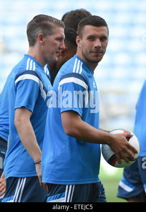 Faro, Portugal. 12 Juin, 2015. Bastian Schweinsteiger l'Allemagne (l) et Lukas Podolski se tenir ensemble au cours d'une séance de formation à l'Algarve Stadium de Faro, Portugal, 12 juin 2015. L'Allemagne fera face à Gibraltar dans l'qualificatifs à Faro le 13 juin 2015. Photo : Arne Dedert/dpa/Alamy Live News Banque D'Images