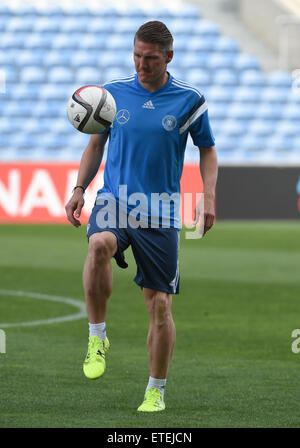 Faro, Portugal. 12 Juin, 2015. Bastian Schweinsteiger l'Allemagne joue la balle au cours d'une séance de formation à l'Algarve Stadium de Faro, Portugal, 12 juin 2015. L'Allemagne fera face à Gibraltar dans l'qualificatifs à Faro le 13 juin 2015. Photo : Arne Dedert/dpa/Alamy Live News Banque D'Images