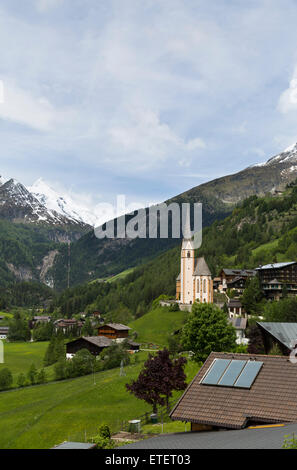 Village Heiligenblut au pied des Alpes en Autriche Banque D'Images