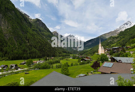 Village Heiligenblut au pied des Alpes en Autriche Banque D'Images