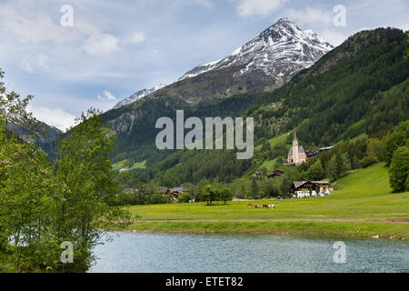 Village Heiligenblut au pied des Alpes en Autriche Banque D'Images