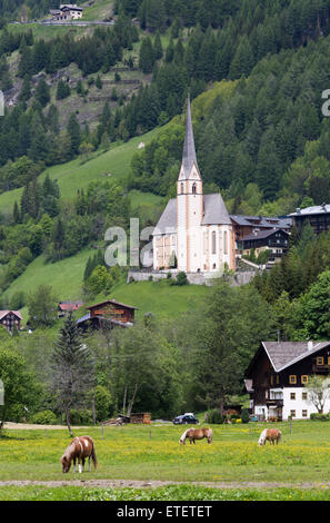 Village Heiligenblut au pied des Alpes en Autriche Banque D'Images