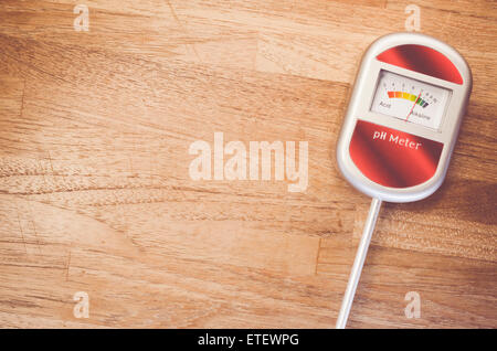 L'outil analogique pour mesurer le ph du sol sur un fond de bois de teinte naturelle Banque D'Images